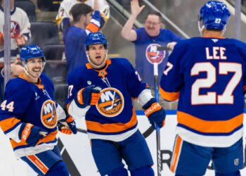 Islanders extend winning streak to four as they demolish Red Wings