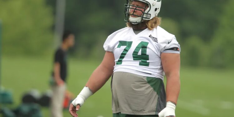 Jets Nick Mangold during the Jets OTA workouts at the team's training facility in Florham Park, NJ.