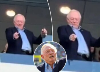Jerry Jones appears to flip off Jets fans during Cowboys' win