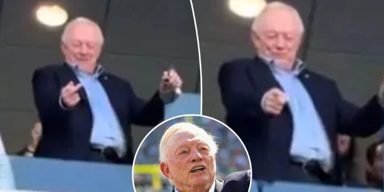 Jerry Jones appears to flip off Jets fans during Cowboys' win