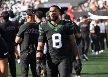 Jets safety Andre Cisco (8) looks up at the scoreboard during the fourth quarter of the Dallas Cowboys 37-22 win over the Jets in East Rutherford, NJ.