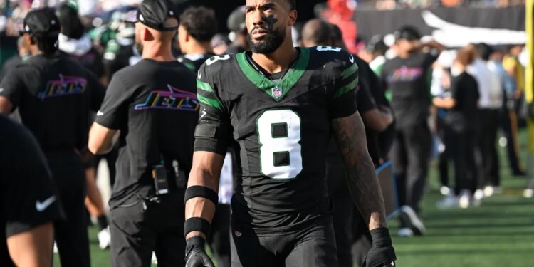 Jets safety Andre Cisco (8) looks up at the scoreboard during the fourth quarter of the Dallas Cowboys 37-22 win over the Jets in East Rutherford, NJ.