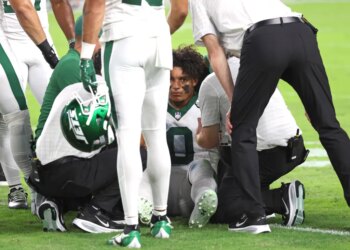 Braelon Allen, being tended to by trainers, exited with a left knee injury in the Jets' Week 3 loss to the Dolphins.