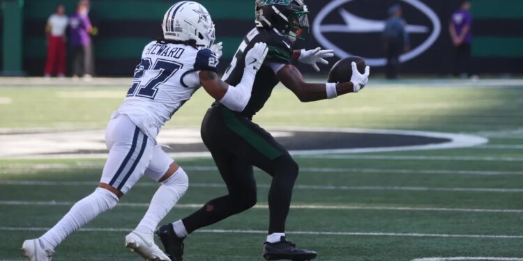 Garrett Wilson makes a catch during the Jets-Cowboys game on Oct. 5, 2025.