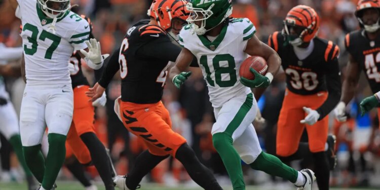 Isaiah Williams runs with the ball during the Jets' Week 8 win over the Bengals.