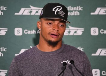 Justin Fields has challenged his Jets teammates to bond during this trip to London.