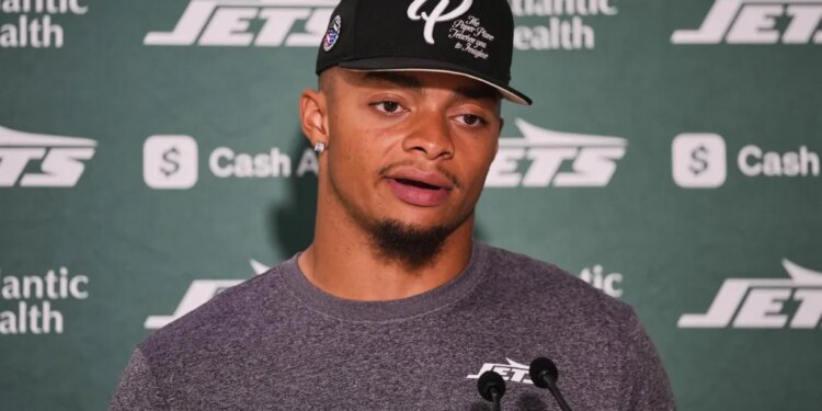 Justin Fields has challenged his Jets teammates to bond during this trip to London.