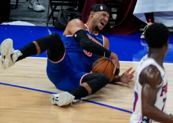 Josh Hart suffers worrisome injury in Knicks preseason opener -- while also being ejected