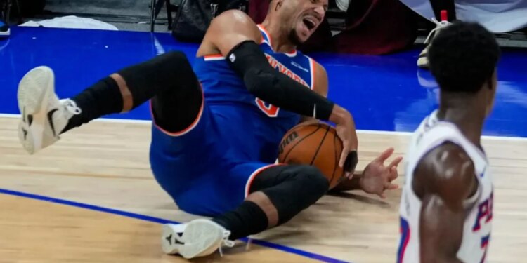 Josh Hart suffers worrisome injury in Knicks preseason opener -- while also being ejected
