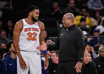 Karl-Anthony Towns talks with Mike Brown on Knicks sideline during an Oct. 9, 2025 preseason game.