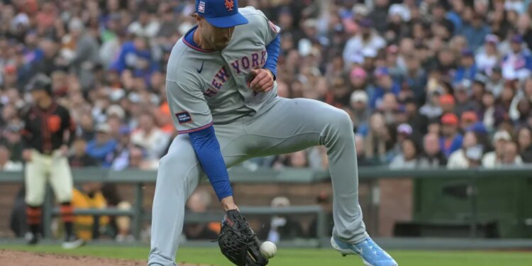 Mets pitcher David Peterson (23) fields a ground ball during the fourth inning against the Giants on July 26, 2025.