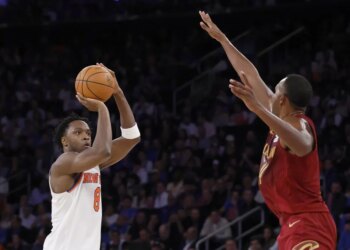 OG Anunoby, who scored 24 points, shoots a jumper over Evan Mobley during the Knicks' 119-111 win over the Cavaliers at Madison Square Garden on Oct. 22, 2025.