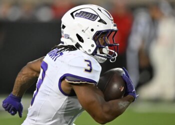 James Madison Dukes running back Wayne Knight (3) runs the ball against the Louisville Cardinals.