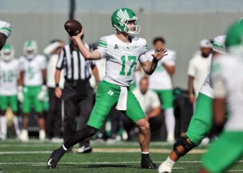 North Texas Mean Green quarterback Drew Mestemaker (17) throws a pass.
