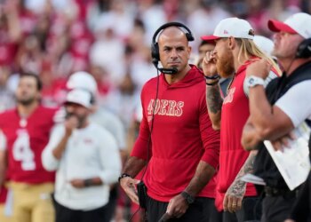 Robert Saleh and George Kittle on the sideline.
