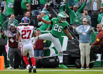 Philadelphia Eagles running back Saquon Barkley #26 scores a touchdown in the 2nd quarter.