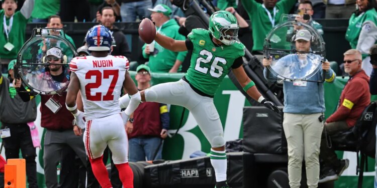 Philadelphia Eagles running back Saquon Barkley #26 scores a touchdown in the 2nd quarter.