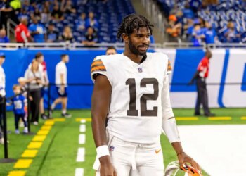 Cleveland Browns quarterback Shedeur Sanders (12) warms up before the game against the Detroit Lions at Ford Field.