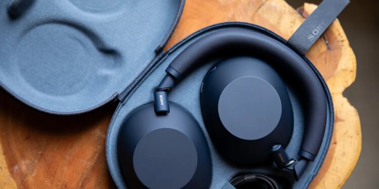 Sony brings audio sharing to its flagship noise-cancelling headphones