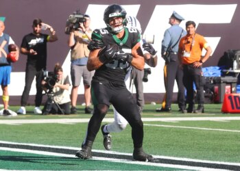 Mason Taylor catches a touchdown pass during the Jets-Cowboys game on Oct. 5, 2025.