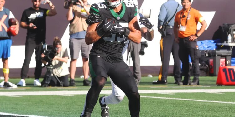 Mason Taylor catches a touchdown pass during the Jets-Cowboys game on Oct. 5, 2025.