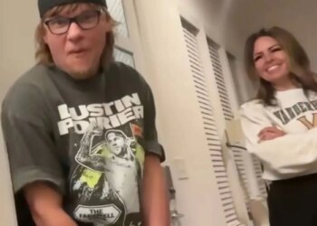 Theo Von cozies up to Vanderbilt QB Diego Pavia's mom during 'Nightcap'