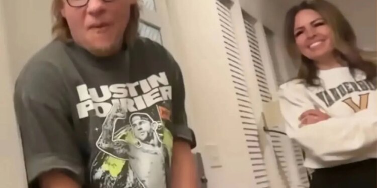 Theo Von cozies up to Vanderbilt QB Diego Pavia's mom during 'Nightcap'