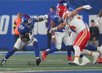 Running back Tyrone Tracy Jr. #29 of the New York Giants runs the ball during the first quarter.