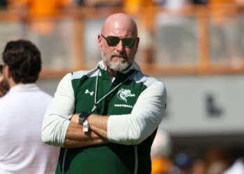 UAB Blazers head coach Trent Dilfer on the field.