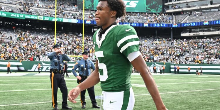 Jets wide receiver Garrett Wilson (5) reacts as he walks off the field after losing to the Steelers.