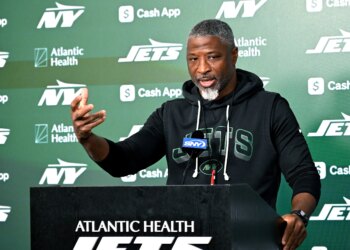 Aaron Glenn isn't helping his Jets cause with needless media battles