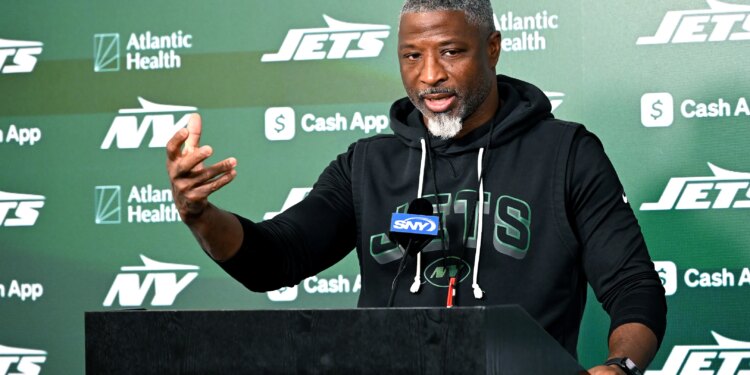 Aaron Glenn isn't helping his Jets cause with needless media battles