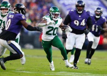 Breece Hall runs with the ball during the Jets' Nov. 24 loss to the Ravens.