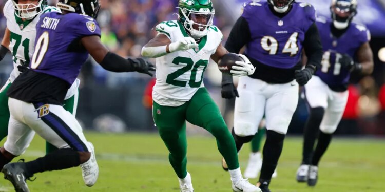 Breece Hall runs with the ball during the Jets' Nov. 24 loss to the Ravens.
