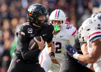 Cincinnati Bearcats quarterback Brendan Sorsby (2) running with the ball against the Arizona Wildcats.
