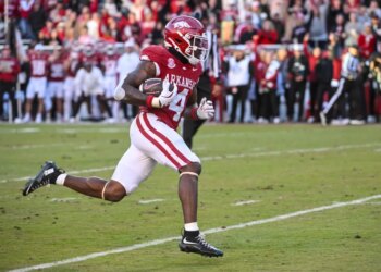 Arkansas running back Mike Washington Jr. (4) runs for a touchdown against Mississippi State.