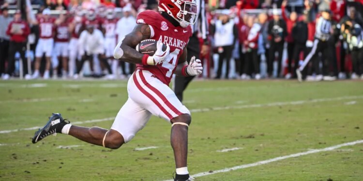 Arkansas running back Mike Washington Jr. (4) runs for a touchdown against Mississippi State.