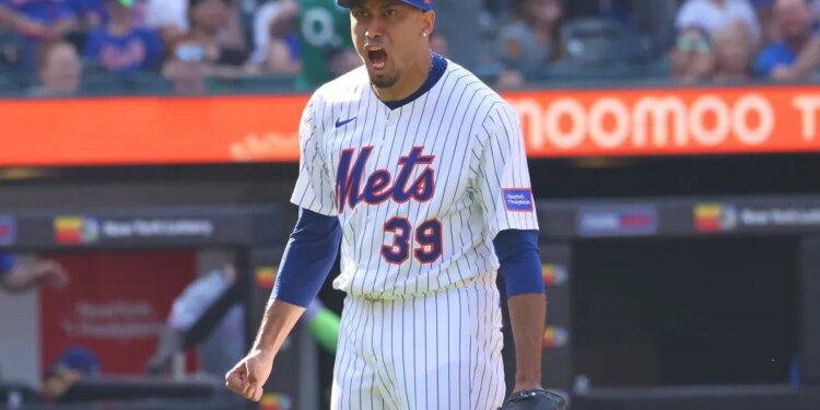 As of now, free-agent closer Edwin Díaz says it's a "50-50" chance he will return to the Mets.