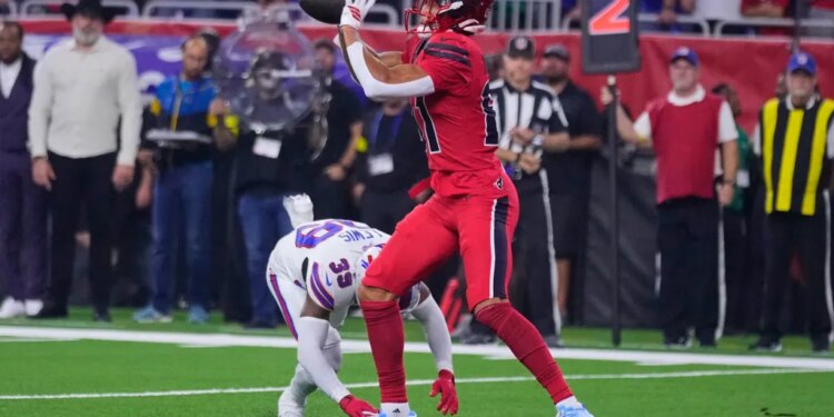 Jayden Higgins catches the ball during the Texans' Nov. 20 win against the Bills.