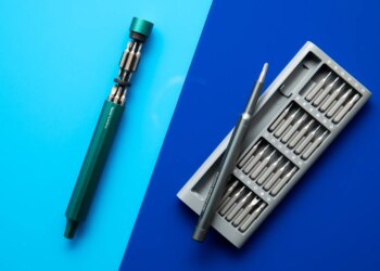 Left: Hoto’s first award-winning product under its own brand. Right: Hoto’s very first product, a screwdriver set for Xiaomi.