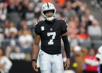 Las Vegas Raiders quarterback Geno Smith (7) reacts in the first half against the Cleveland Browns at Allegiant Stadium.