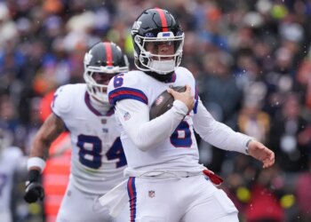Giants quarterback Jaxson Dart left Sunday's game in the fourth quarter to be evaluated for a concussion.