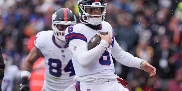Giants quarterback Jaxson Dart left Sunday's game in the fourth quarter to be evaluated for a concussion.