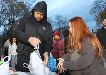 Giants offensive lineman Jermaine Eluemunor, hands out turkeys at the American Eagle Food Pantry in Lodi, N.J.
