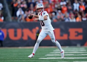 New England Patriots quarterback Drake Maye looks to pass during a game against the Cincinnati Bengals.