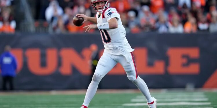 New England Patriots quarterback Drake Maye looks to pass during a game against the Cincinnati Bengals.