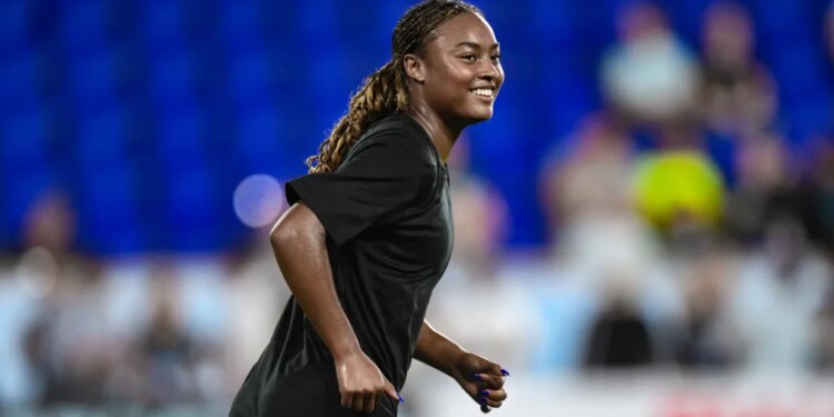 NJ/NY Gotham FC midfielder Jaedyn Shaw warms up.