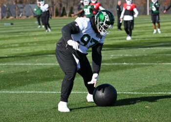 Harrison Phillips rolls a medicine ball during Jets' practice on Nov. 20, 2025.