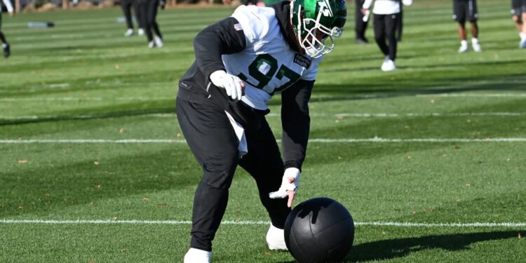 Harrison Phillips rolls a medicine ball during Jets' practice on Nov. 20, 2025.
