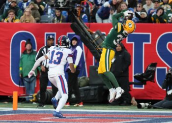 Green Bay Packers safety Evan Williams (33) intercepts a pass intended for New York Giants wide receiver Jalin Hyatt (13) in the end zone.
